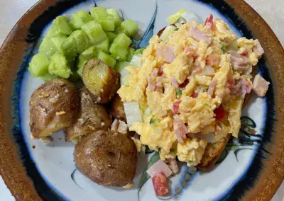 Ham and eggs with creamed leeks