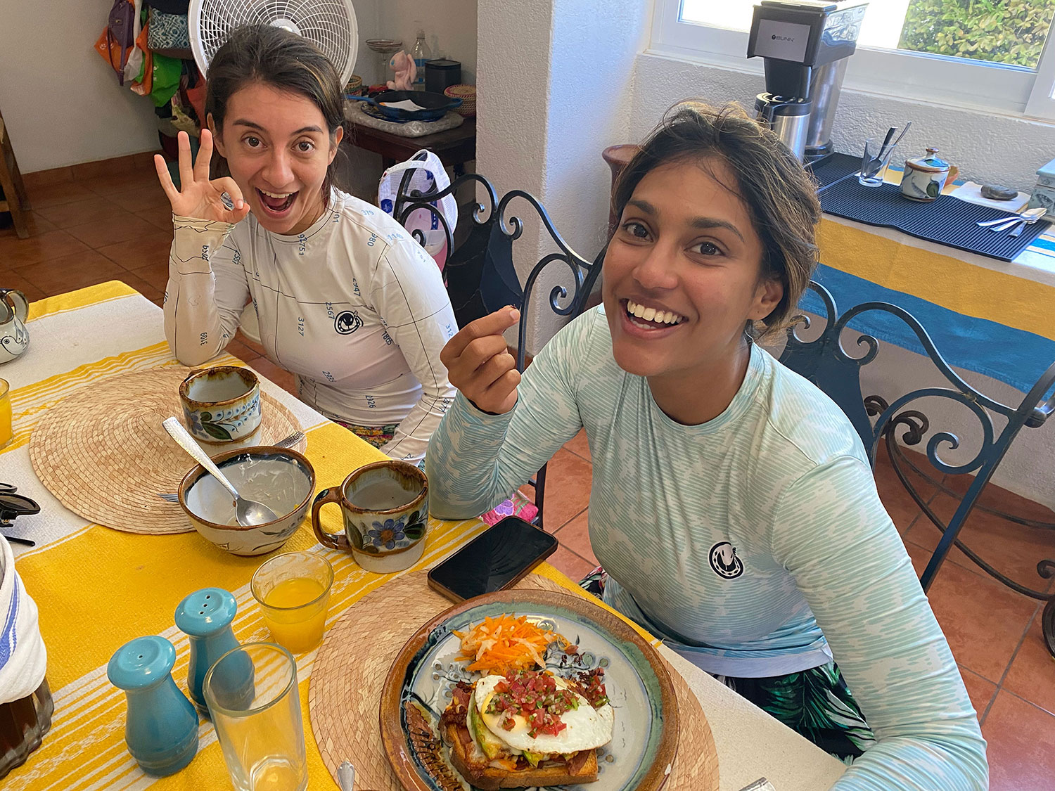 los huéspedes disfrutan del desayuno en zandoyo, mejor alojamiento en puerto escondido