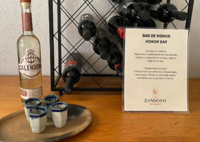 Una selección de vinos y mezcal están disponibles en el bar de honor en hotel Zandoyo