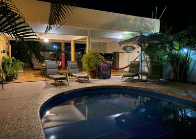 La terraza es un lugar tranquilo por la noche en hotel Zandoyo