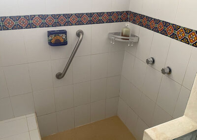 azulejos en el baño en hotel Zandoyo alojamiento en Puerto escondido