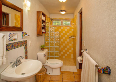 bathroom in room 4 at zandoyo