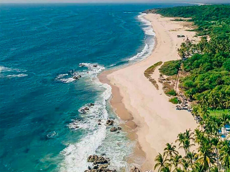 Bacocho Beach is about a 15-minute walk from Zandoyo Bed & Breakfast.