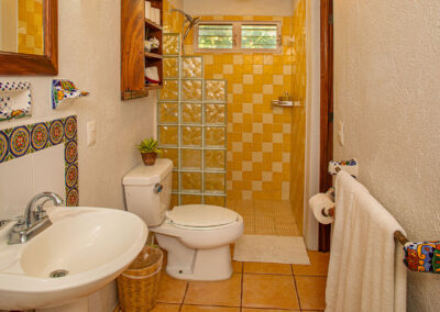The bathroom in the second floor room Barbara at Zandoyo Bed & Breakfast.