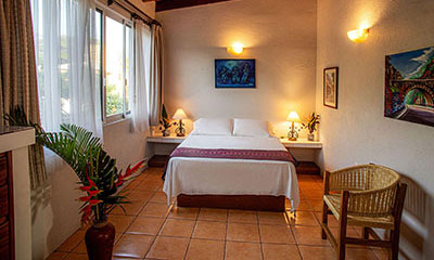 Bárbara es una habitación de la segunda planta con una gran vista al parque situado frente al Zandoyo Bed & Breakfast.