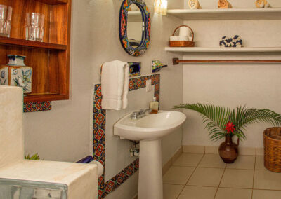 The bathroom in Dolores, a room near the swimming pool at Zandoyo Bed & Breakfast