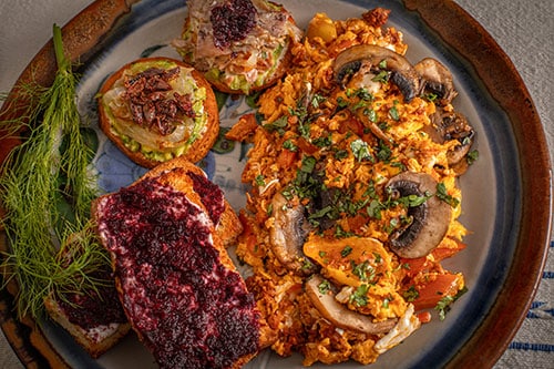 Los huevos revueltos con chorizo, camote asado y pan tostado con mermelada de jamaica son un excelente desayuno en Puerto Escondido.