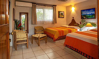 La habitación 2, Inés, está ubicada a pocos pasos de la piscina del Hotel Zandoyo Bed & Breakfast.