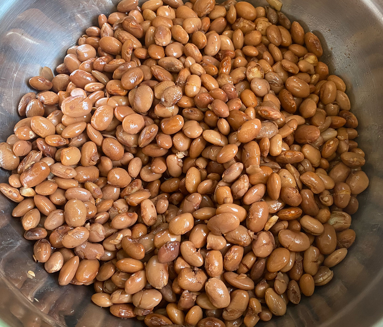 a bowl of cooked bayo beans