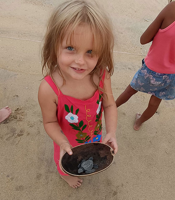 girl600 Una joven visitante con su nuevo amigo, una tortugita